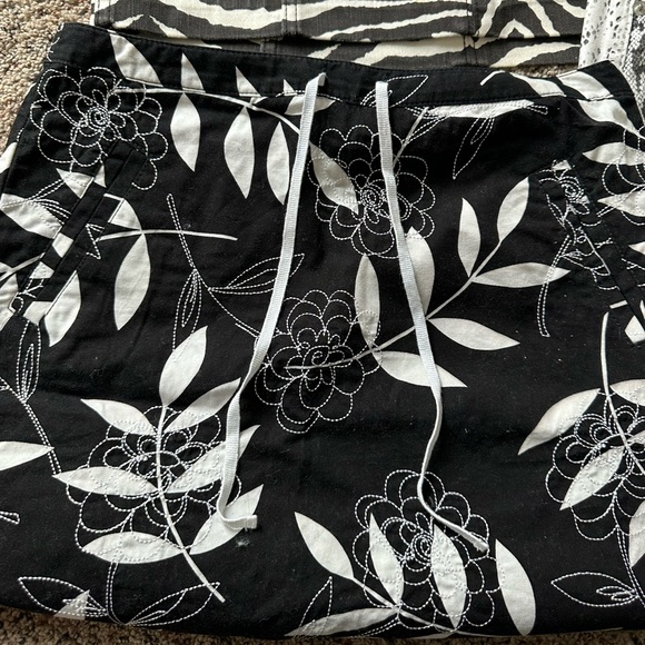 SKIRT BUNDLE OF 4!!! 🖤🖤 - Picture 7 of 10